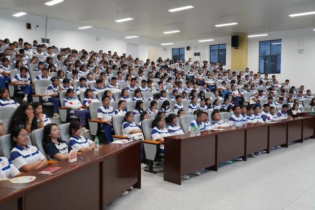 复旦大学心理学系研究生团队到澜沧一中开展暑期实践服务活动