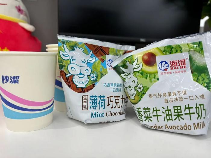 “天津人有自己的豆汁儿”，这个做出「香菜牙膏味牛奶」的老国企越癫打工人越爱？