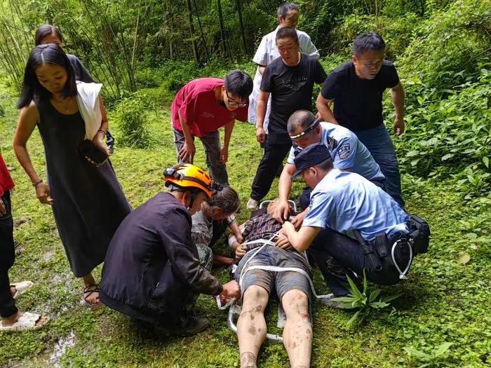 湖北利川男子醉酒坠落天坑，警民绕行崎岖山路生死救援