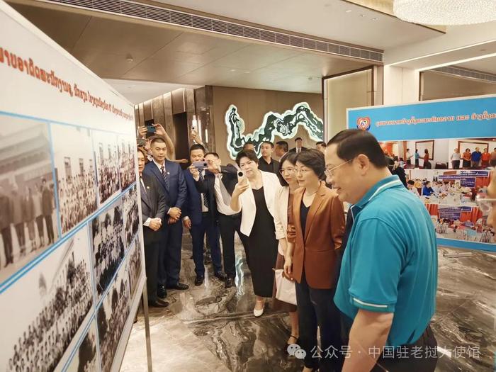 中国驻老挝大使方虹出席“六七”学校校友互助发展会成立一周年庆典