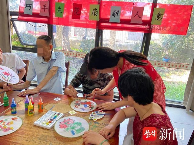 用色彩传递温暖，苏州市相城区黄桥街道开展手工DIY涂鸦绘画团扇活动！