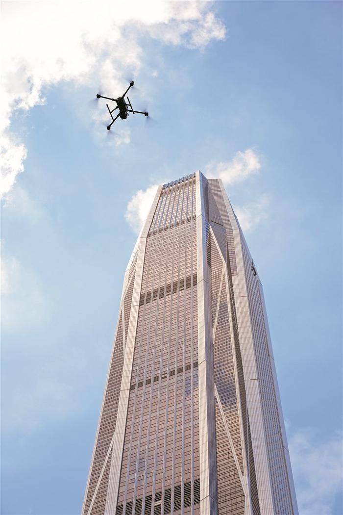 无人机巡检深圳第一高楼 为城市建筑进行“健康体检”