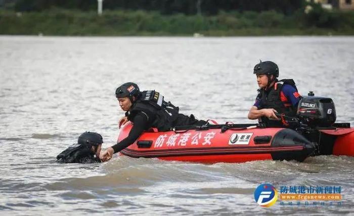 防城港特警开展空地一体水上救援训练