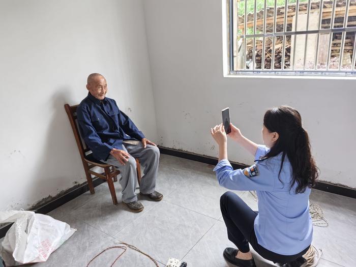 风雨中的守护：石牌派出所上门服务暖人心