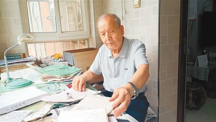 西安老人读报近60年 归纳整理400多册“故事书”