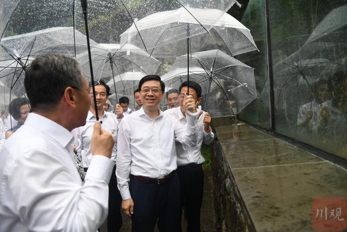 C视频丨香港特区行政长官李家超与大熊猫互动