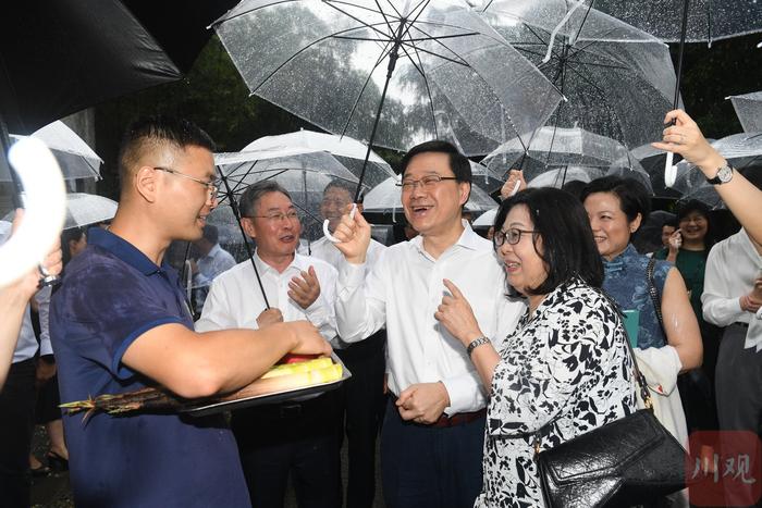 C视频丨香港特区行政长官李家超与大熊猫互动