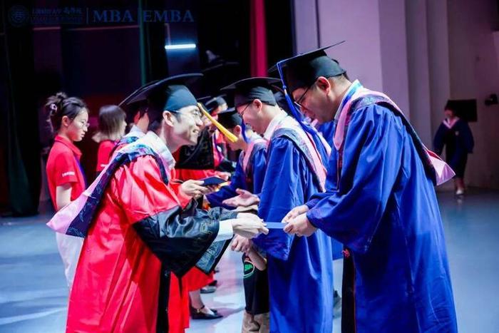 上海财经大学商学院2024届MBA/EMBA研究生毕业典礼暨学位授予仪式举行