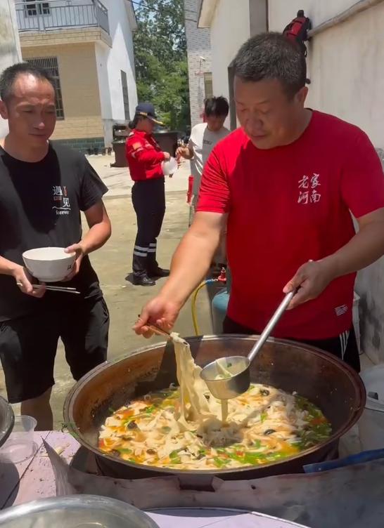 Qnews|“河南漂流哥”岳阳灾区为数百群众做饭 他称自备一车物资随时服务数千人