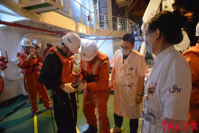 东海救助局成功营救外籍货船病患船员