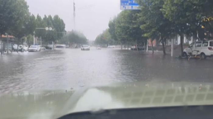 郑州迎暴雨 车辆被困打这个电话