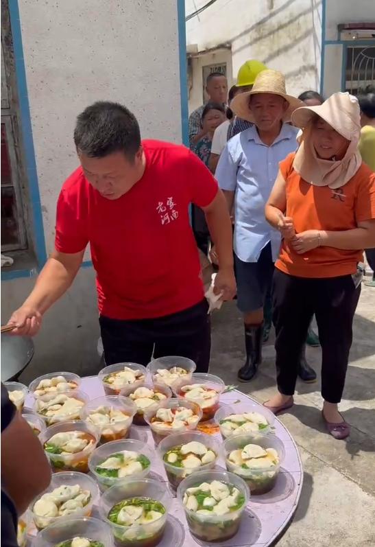 Qnews|“河南漂流哥”岳阳灾区为数百群众做饭 他称自备一车物资随时服务数千人