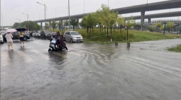 郑州迎暴雨 车辆被困打这个电话