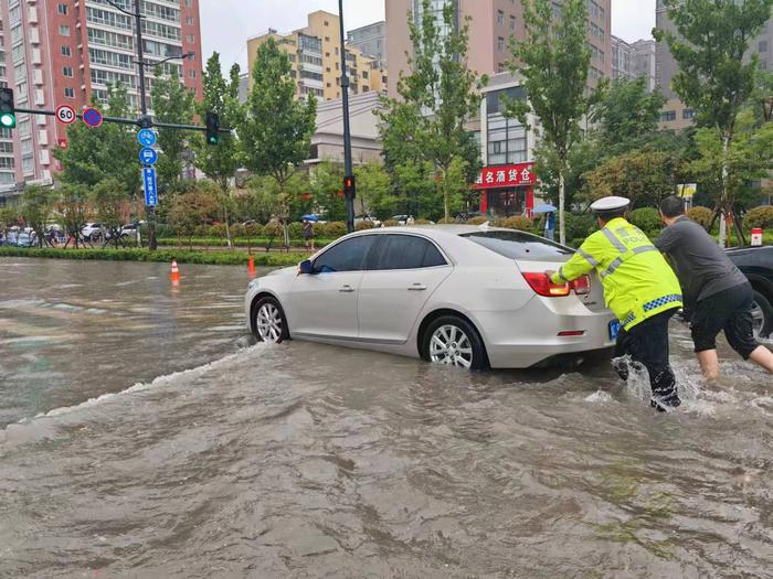 郑州多路段因积水临时管控