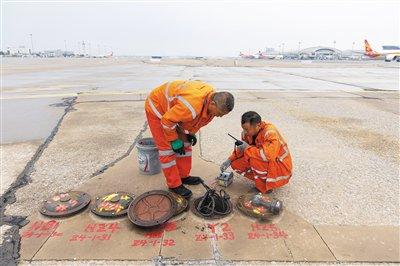 首都机场民航人盛夏“护飞”