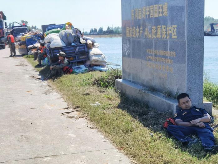 被洪水撕开的洞庭湖堤坝，正在合龙