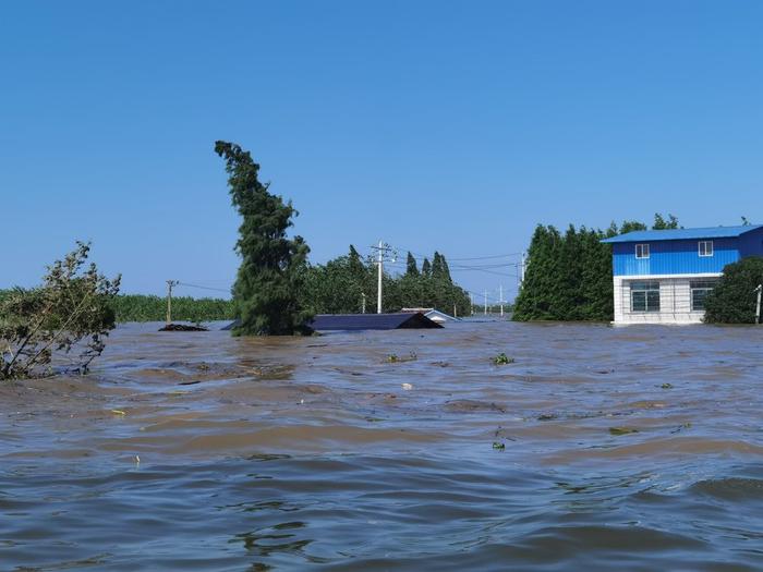 被洪水撕开的洞庭湖堤坝，正在合龙