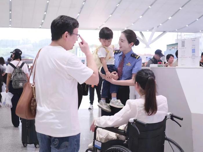 深圳北站“迎春花”服务队：用无法计数的暖心服务见证城市温度