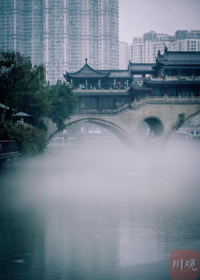 C视频｜薄雾绕锦江 阁楼朦胧烟雨中