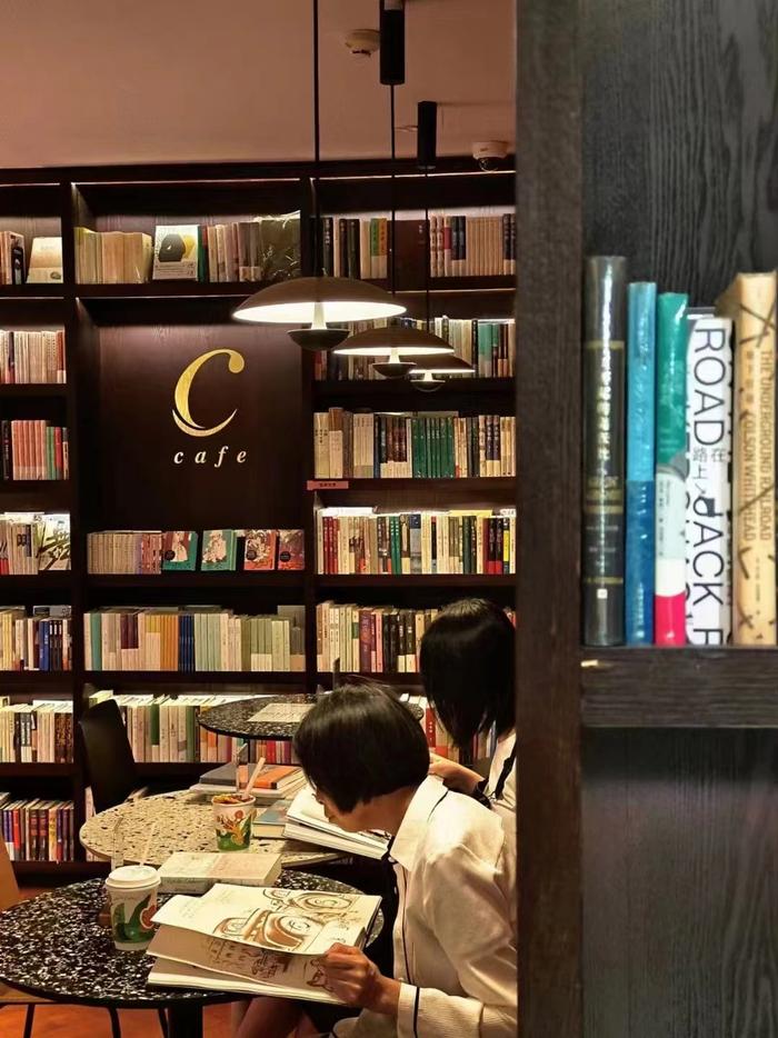 书店“夜间模式”为上海之夏带来什么