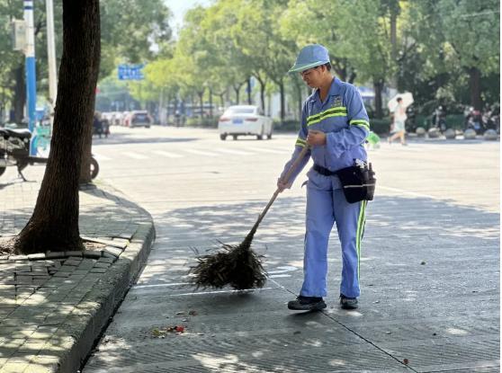 不惧高温酷暑热 城运职工守当“夏”