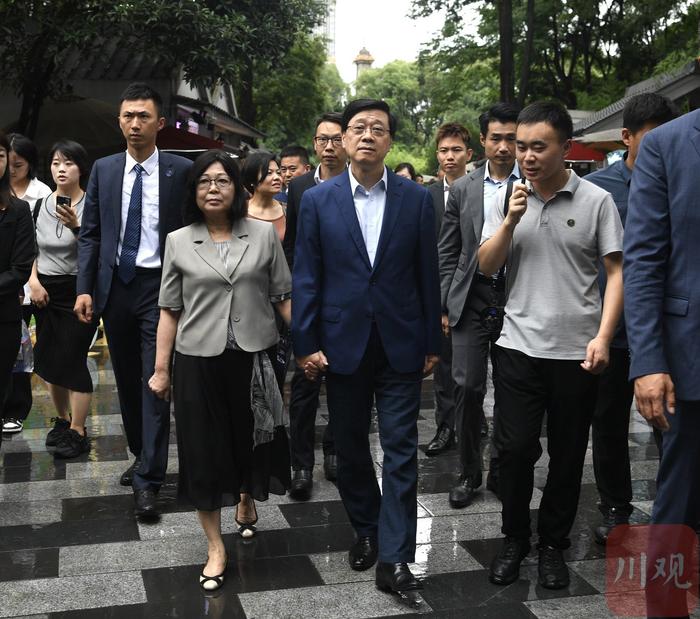 香港特区行政长官李家超和夫人牵手逛人民公园，在集市上买“变脸玩具”回港送孙子孙女