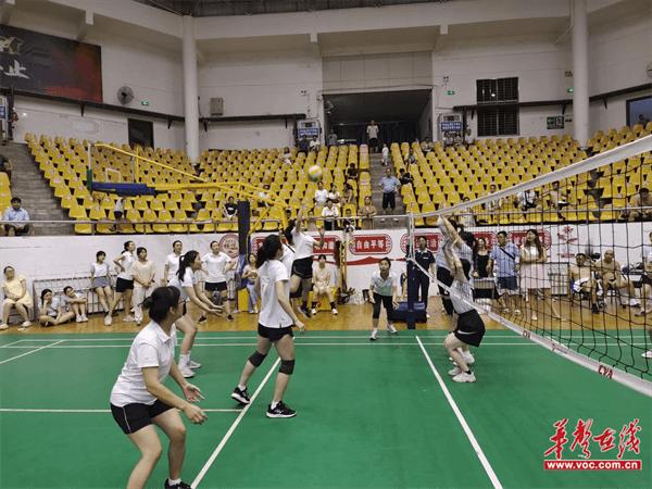 嘉禾职中男女气排球队在2024年嘉禾县教职工气排球赛中双双夺冠
