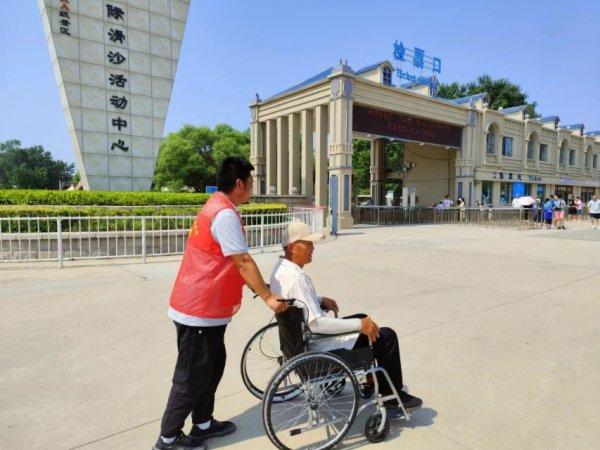昌黎县旅游滑沙活动中心“红色驿站”： 景区里的“一抹红”