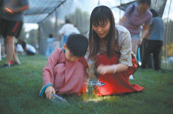 北京世园公园开启“萤火之光”