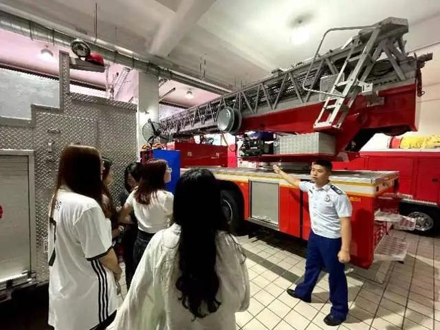 黄浦区房管局赴外滩消防救援站开展“安全生产月”主题团日活动