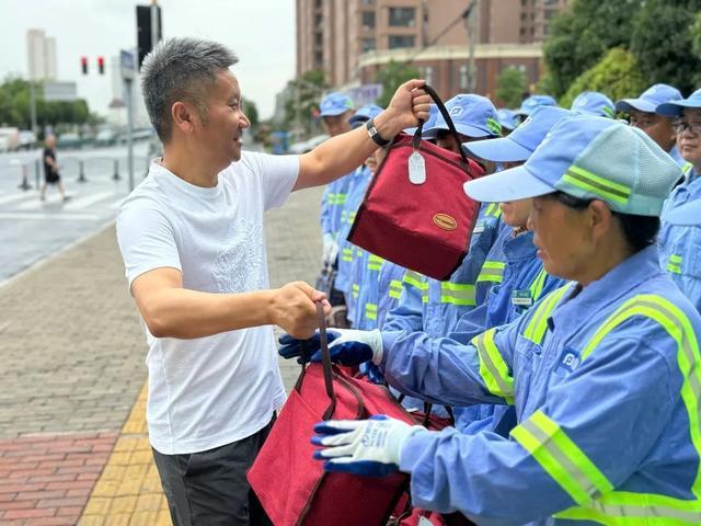 保障不松懈，模式更优化，本市环卫部门多措并举“蒸”战高温