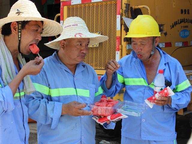 保障不松懈，模式更优化，本市环卫部门多措并举“蒸”战高温