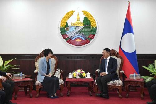 驻老挝大使方虹到任拜会老挝副总理兼外长沙伦赛
