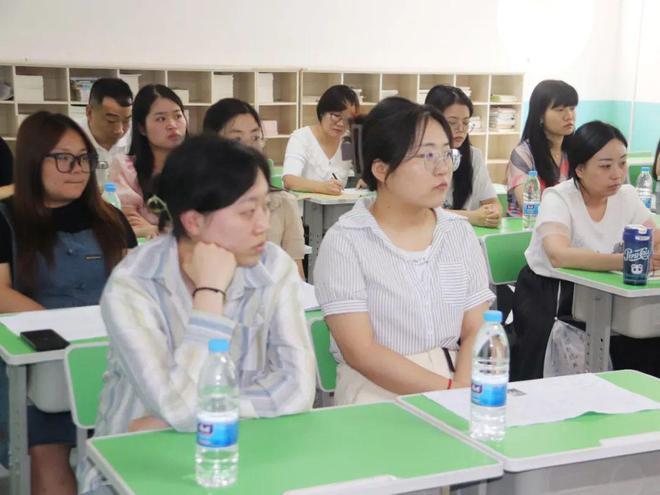 西安东方职业高级中学召开期末教职工总结会！