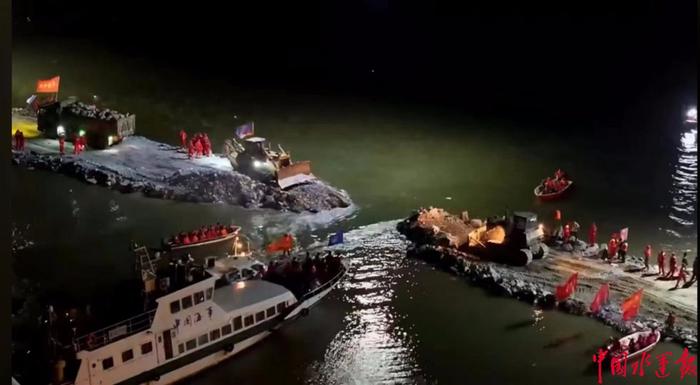 长江海事护航4.72万吨防汛物资 助力洞庭湖团洲垸完成封堵
