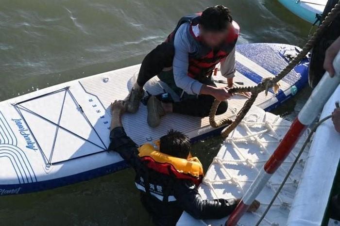 桨板爱好者遇风浪被困，浙江海警火速救援，提醒：出海前要看海洋预报