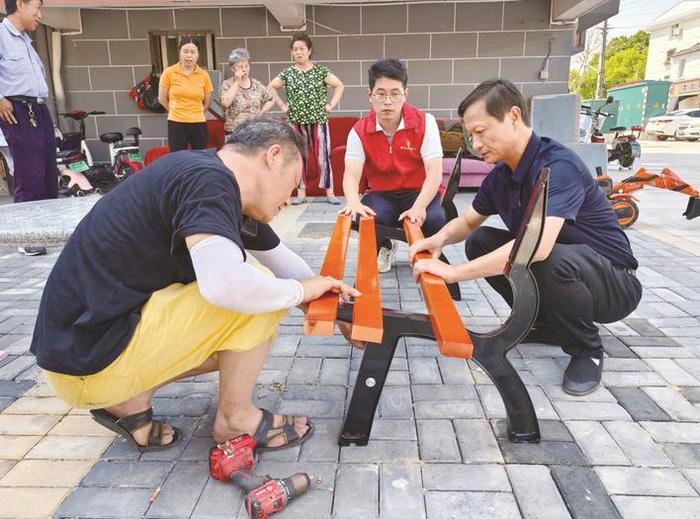 党建联盟聚合力 便民桌椅暖民心