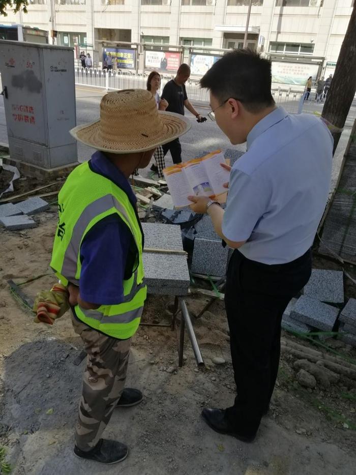 建行沈阳大东支行开展“夏季送清凉”新市民主题宣传活动