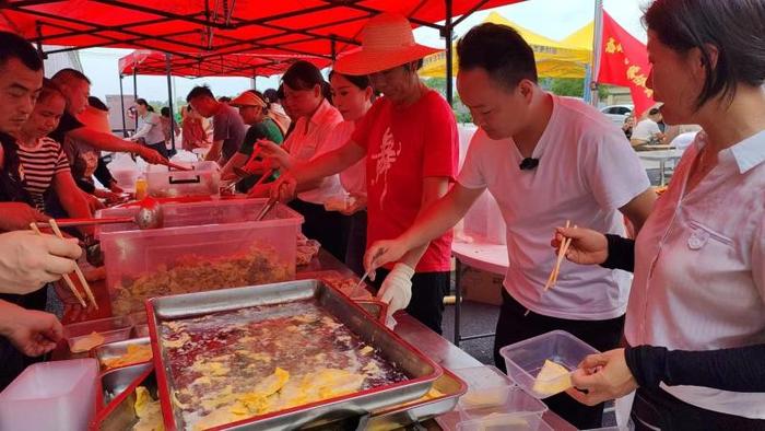 Qnews|饭店老板带员工去抗洪前线为防汛人员做饭 最多一天做3000份餐