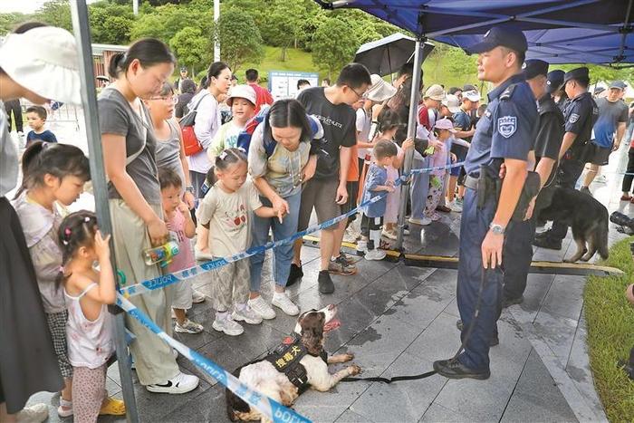 警犬汪汪队吸引现场小朋友们围观。
