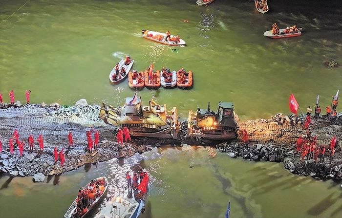 7月8日22时31分,团洲垸洞庭湖大堤决口完成封堵。新华社记者 陈思汗摄
