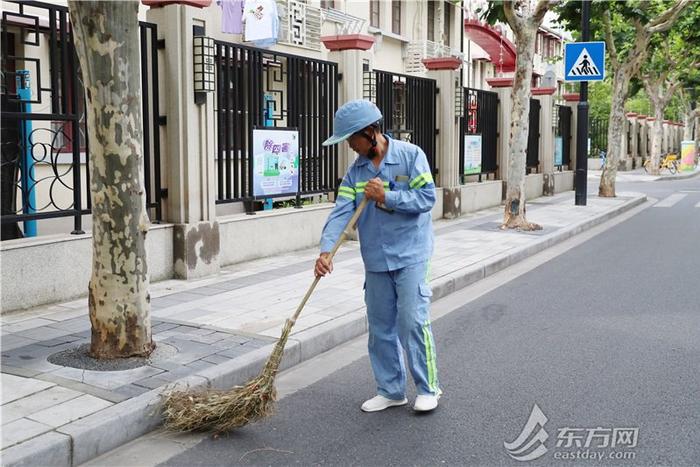 环卫工用汗水换城市洁净 上海优化保洁模式“蒸”战高温｜夏令一线