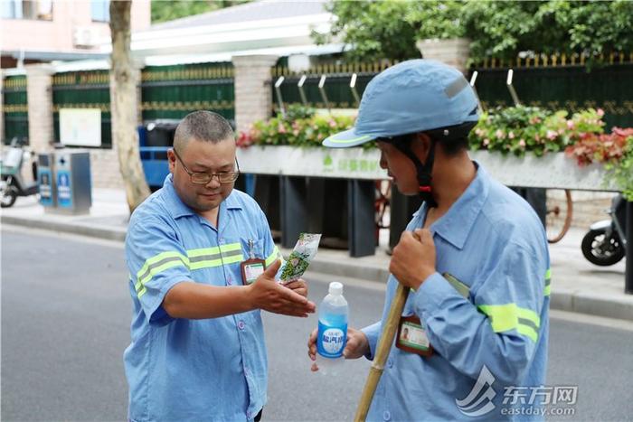 环卫工用汗水换城市洁净 上海优化保洁模式“蒸”战高温｜夏令一线