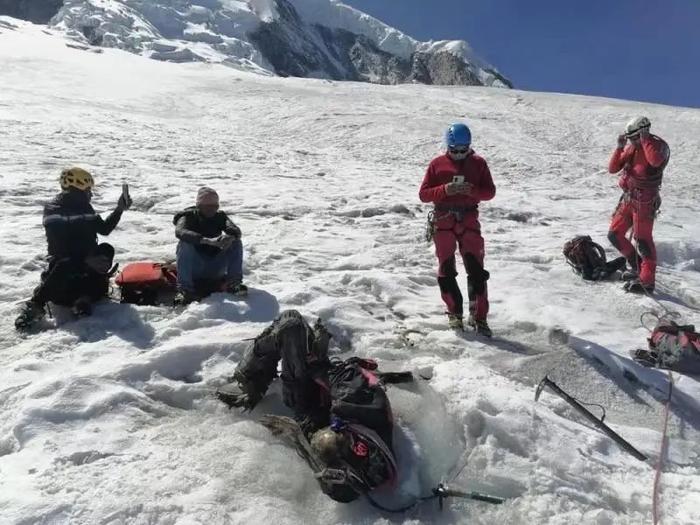 冰层融化，失踪22年美国登山者遗体被找到：呈冰冻木乃伊状，保存完好