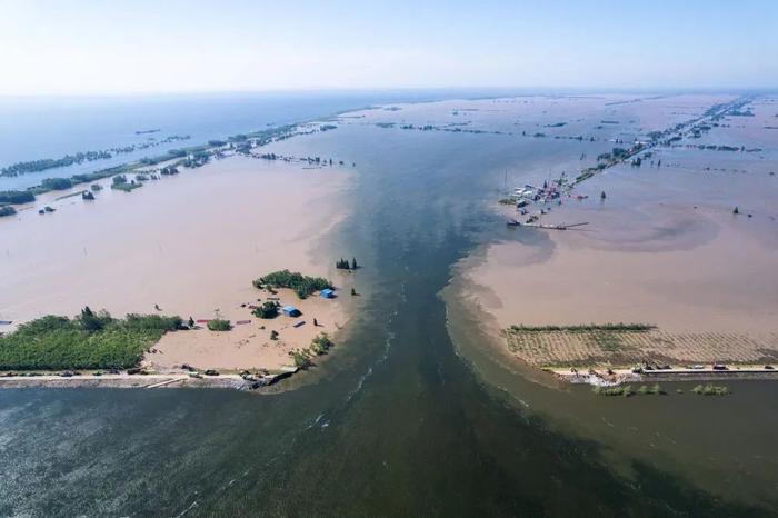 7月6日在湖南省岳阳市华容县团洲垸拍摄的洞庭湖大堤决堤现场。新华社记者 陈思汗 摄