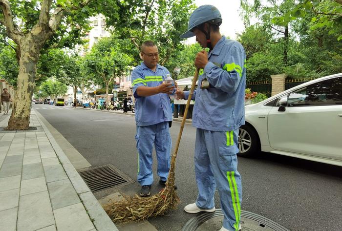 数万名环卫工人将工作服“染”成深蓝色，有人腰间多了一对“熊猫眼”