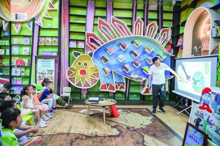 松江区图书馆联合泰晤士小镇钟书阁举办了以“夏日小暑的旋律”为主题的知识科普活动