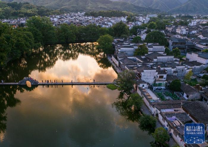 夏日乡村美景引游人