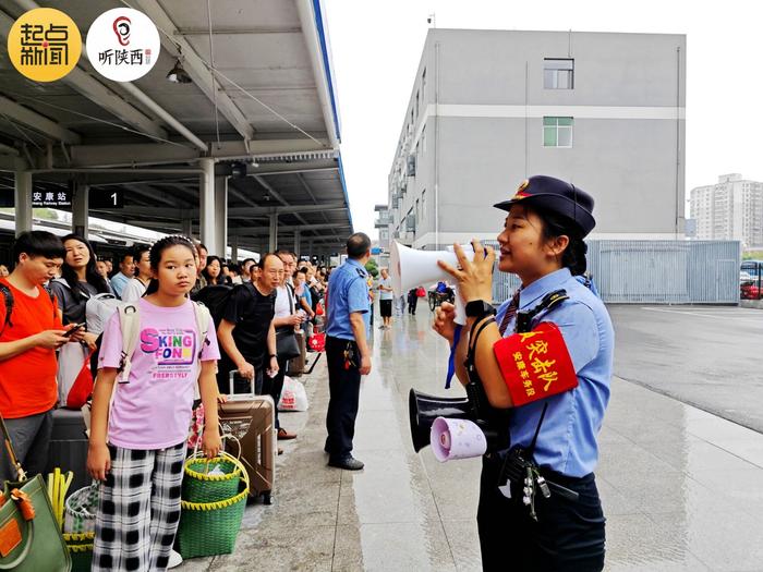 西安铁路局各大车站迅速行动应对降雨影响