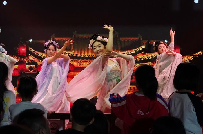 7月4日,演员在河北省秦皇岛市海港区秦皇小巷文化美食旅游街区为游客表演舞蹈节目。杨世尧摄(新华社)
